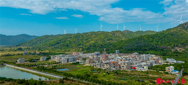 陆丰市金厢镇十二岗村，错落有致的民居被青山绿水环绕着.png